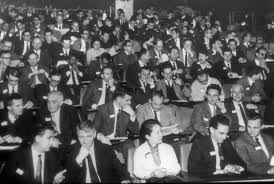 Photo de Chien Shiung Wu dans une assemblée d'hommes